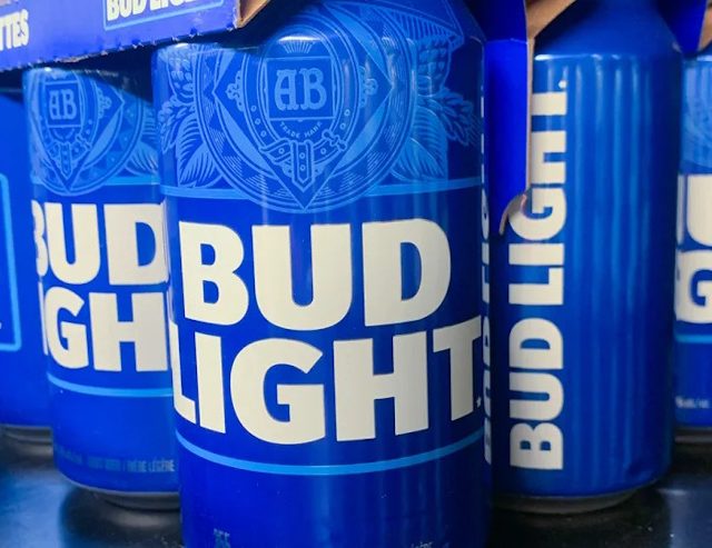 https://center.beer/wp-content/uploads/2023/11/direktor-po-marketingu-anheuser-busch-pokinet-kompaniju-posle-skandala-vokrug-bud-light-b991337-640x493.jpg