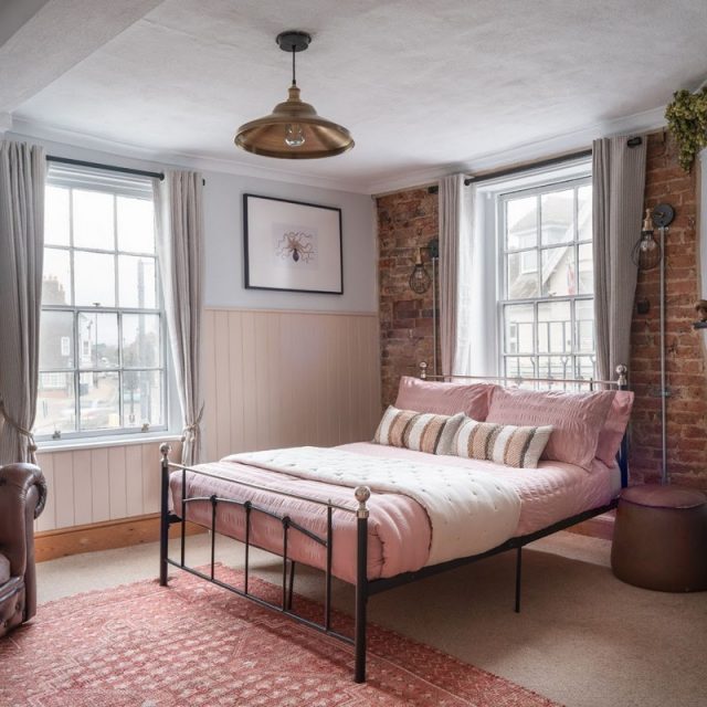 https://center.beer/wp-content/uploads/2025/04/partnership-boosts-pub-accommodation-stock-04c7ba8-640x640.jpg